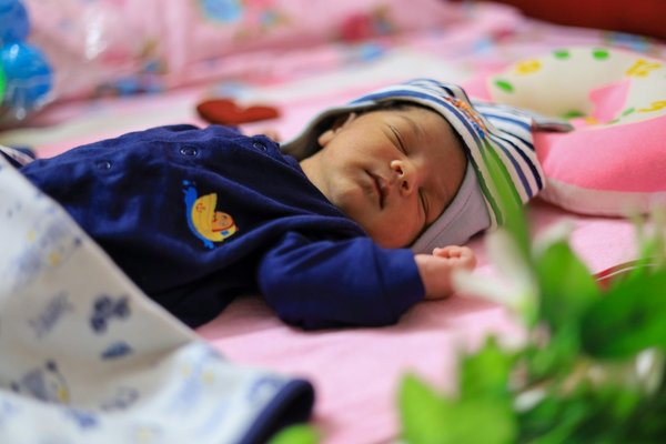 La grenouillère bébé fille : votre alliée pour des nuits paisibles